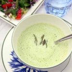 Skummande sparrissoppa med sallad Skummande sparrissoppa med sallad
